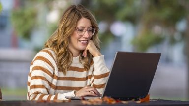 Femme étudiant à l'extérieur